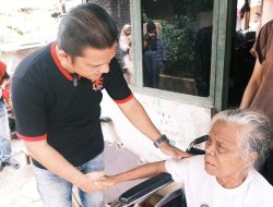 Pendiri Yayasan Rolas Budiman Sitinjak Turun Langsung Berikan Kursi Roda Gratis Untuk Warga Desa Anggadita Klari